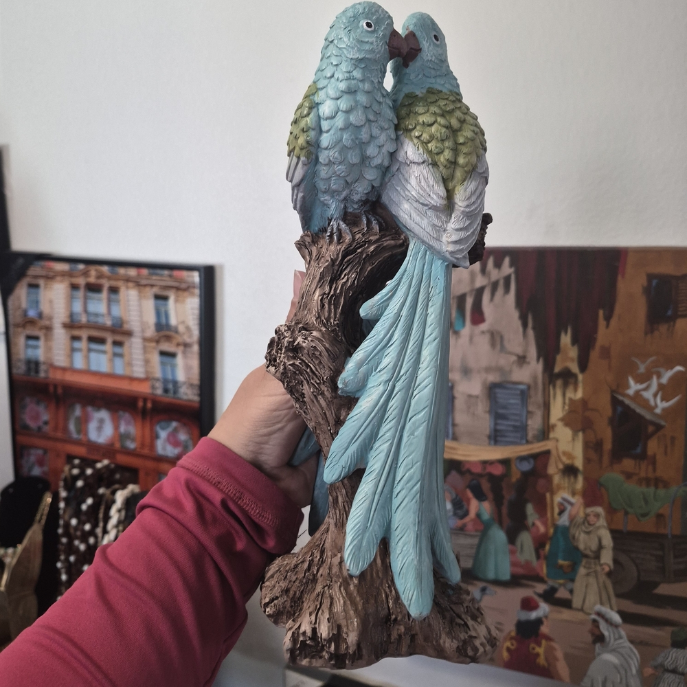 Decorative Blue Kissing Parrots Statue for Bird Lovers
